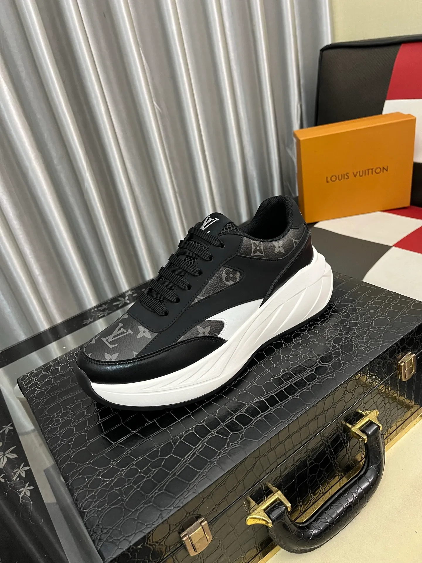 Men's shoes💰438⌚️⌚️《Louis vuitton/LV Louis Vuitton》original quality.~ Unique modern style sneakers. 🏃A must-have casual shoe for trendy men😍😍 Original brand imported from Italy, imported original leather, cowhide lining (refuses to discolor and grind feet) sole: original sole provided by the original factory, French lazy style design ⚠️Fit to the feet, original quality, super comfortable original sole. Code number: 38-442️⃣Colors available